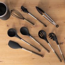 Utensili da cucina di silicone Polka Excellence Force. Set di 9 utensili, di colore nero, rivestimento soft touch e manico effetto legno. Materiali: Silicone, nylon e PP, include Holder Polka