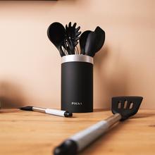 Utensili da cucina di silicone Polka Exclusive Wood&Rock. Set di 9 utensili, di colore nero, rivestimento soft touch e manico in acciaio. Materiali: Silicone, nylon e PP, include Holder Polka