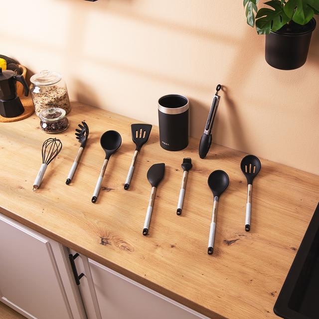 Utensili da cucina di silicone Polka Exclusive Wood&Rock. Set di 9 utensili, di colore nero, rivestimento soft touch e manico in acciaio. Materiali: Silicone, nylon e PP, include Holder Polka