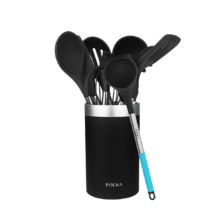 Polka Platinum Thunder. Conjunto de 9 utensílios, a preto, com revestimento soft touch e pega de aço. Materiais: Silicone, Nylon e PP. Inclui Holder Polka