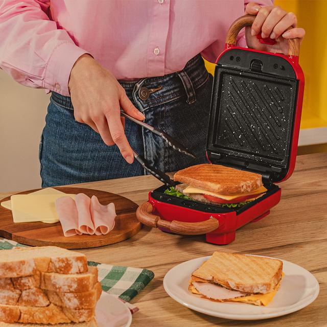 Rock'nToast Retro One Yellow Sandwichera con estilo retro con capacidad para un sandwich y 3 pares de placas desmontables.