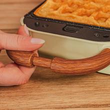 Rock'nToast Retro One Beige Sandwichmaker im Retro-Stil mit Fassungsvermögen für ein Sandwich und 3 Paar abnehmbaren Platten.