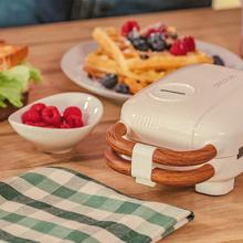 Rock'nToast Retro One Beige Sandwichmaker im Retro-Stil mit Fassungsvermögen für ein Sandwich und 3 Paar abnehmbaren Platten.