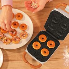 Rock'nToast Retro One Beige Sandwichmaker im Retro-Stil mit Fassungsvermögen für ein Sandwich und 3 Paar abnehmbaren Platten.