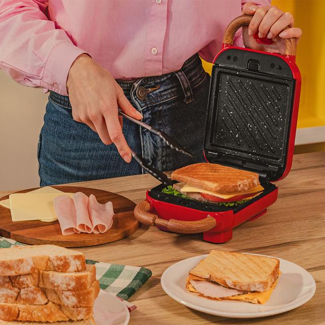 Rock'nToast Retro One Red Sandwichera con estilo retro con capacidad para un sandwich y 3 pares de placas desmontables.