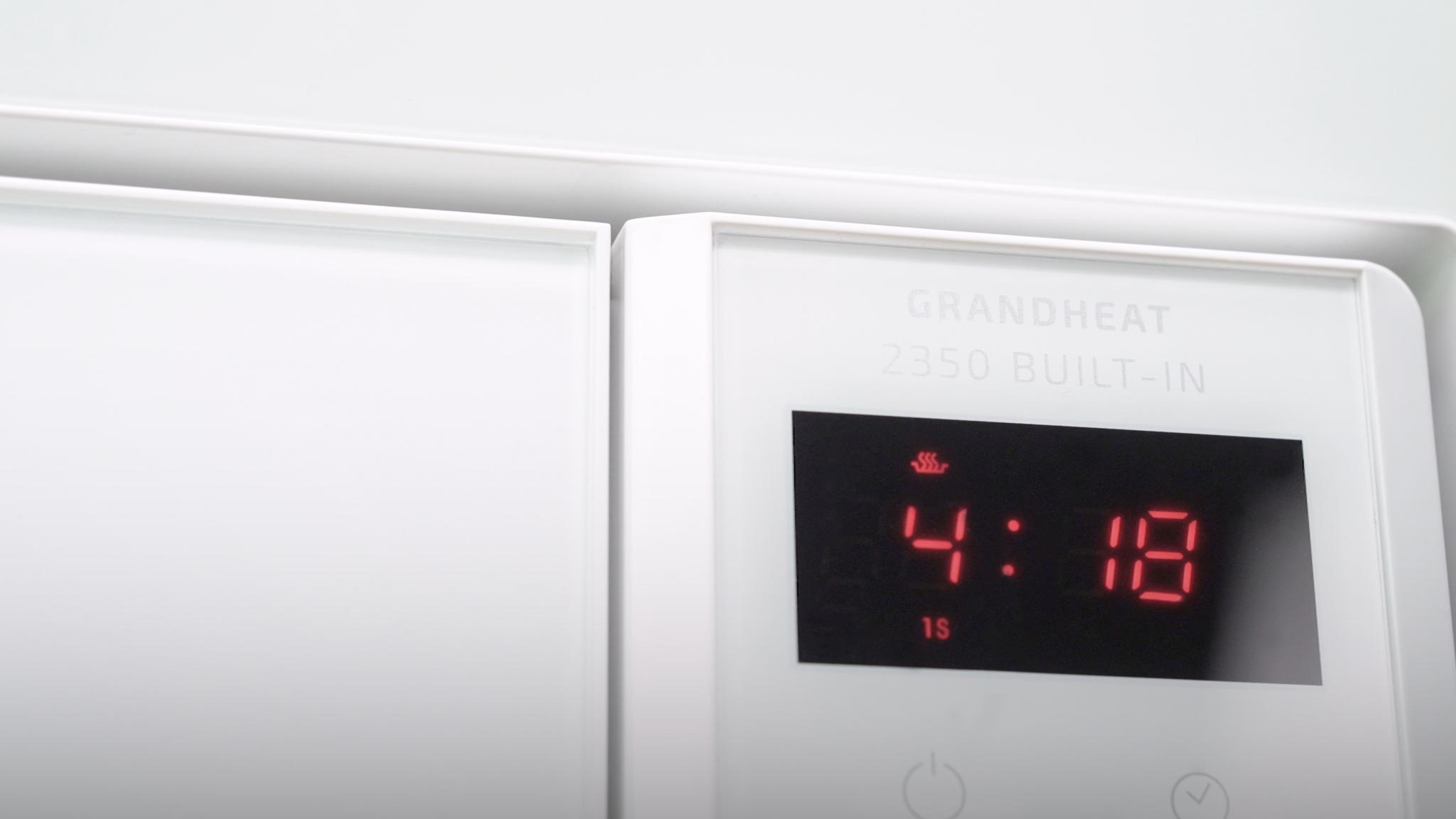 Le GrandHeat 2350 Built-In White est un micro-ondes encastrable qui tire le meilleur parti de sa capacit intrieure de 23 litres. Il ne prendra pas beaucoup de place dans votre cuisine, et il ne vous limitera pas non plus lorsque vous cuisinez tout type de nourriture.