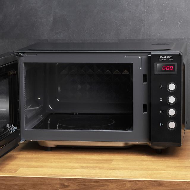 Micro-ondes sans plateau GrandHeat 2000 Flatbed Black 20 litres de capacité, 700 W de puissance, minuterie jusqu'à 60 min, revêtement intérieur en céramique