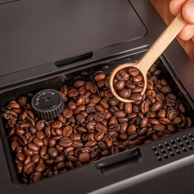 Cremma Compactccino Connected Black Rose Macchina da caffè superautomatica compatta da 19 bar, display TFT, serbatoio del latte e sistema Thermoblock.