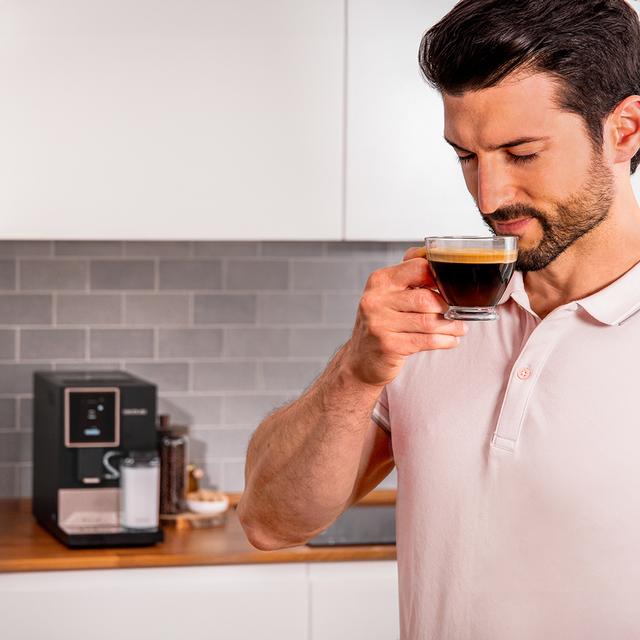 Cremma Compactccino Connected Black Rose Machine à café super-automatique compacte avec 19 bars, écran TFT et Wi-Fi, réservoir de lait et système Thermoblock.