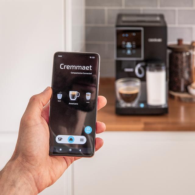 Cremmaet Compactccino Connected Black Silver Machine à café super-automatique compacte avec 19 bars, écran TFT et Wi-Fi, réservoir de lait et système Thermoblock.