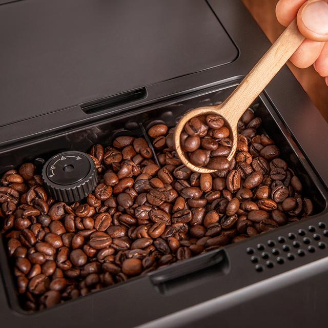 Cremmaet Compactccino Connected Black Silver Machine à café super-automatique compacte avec 19 bars, écran TFT et Wi-Fi, réservoir de lait et système Thermoblock.