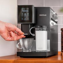 Cremmaet Compactccino Connected Black Silver Machine à café super-automatique compacte avec 19 bars, écran TFT et Wi-Fi, réservoir de lait et système Thermoblock.