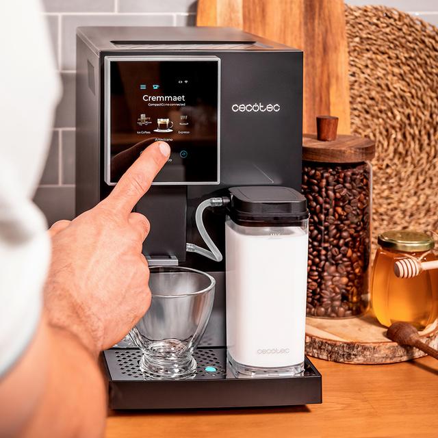 Cremmaet Compactccino Connected Black Silver Machine à café super-automatique compacte avec 19 bars, écran TFT et Wi-Fi, réservoir de lait et système Thermoblock.