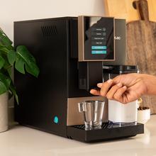 Cremmaet Compactccino Black Rose Kompakter Kaffeevollautomat mit 19 Bar, Milchtank und Thermoblock-System.