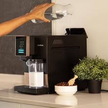 Cremmaet Compactccino Black Rose Kompakter Kaffeevollautomat mit 19 Bar, Milchtank und Thermoblock-System.