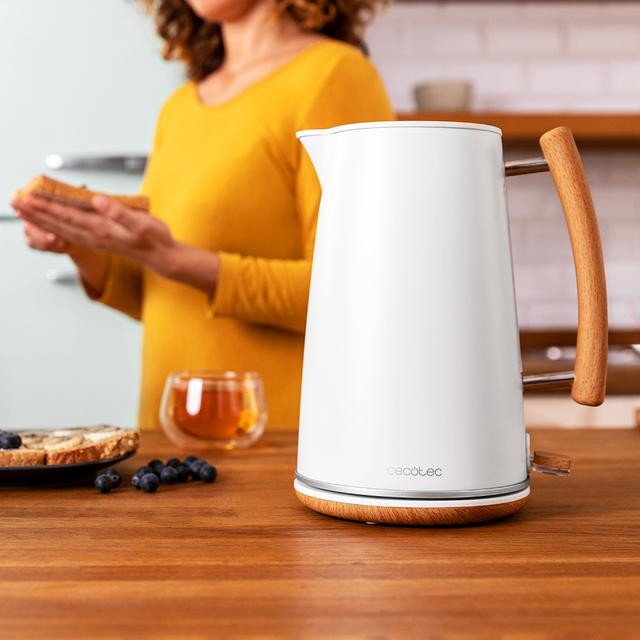 Cecotec ThermoSense 400 White Woody en cocina con taza de té