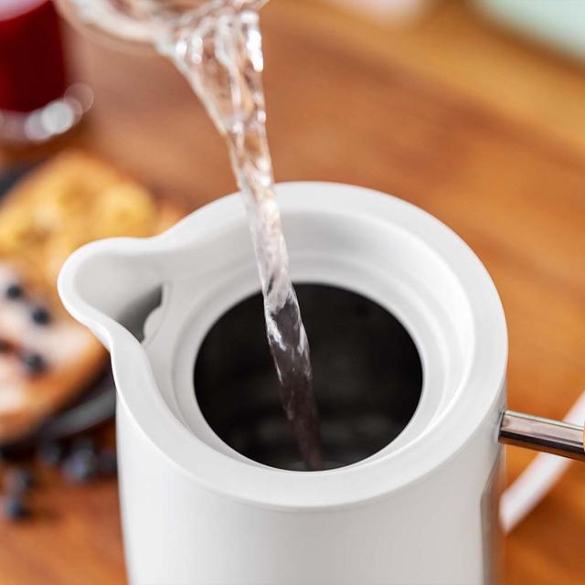 Llenado de agua del hervidor Cecotec ThermoSense 400 White Woody