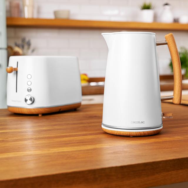 Hervidor Cecotec ThermoSense 400 White Woody sobre encimera junto a tostador