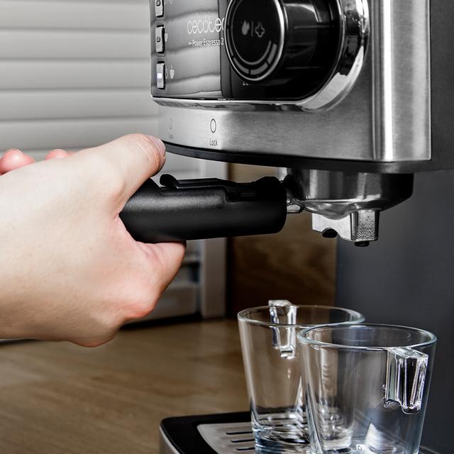 Machine à café Power Espresso 20. Avec 850 W, 20 bars de pression, réservoir d'1,6 L, bras à double sortie, buse vapeur, plateau réchauffe-tasses et finition en acier inoxydable.