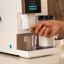 Cremmaet Compactccino White Rose Kompakter Kaffeevollautomat mit 19 Bar, Milchtank und Thermoblock-System.