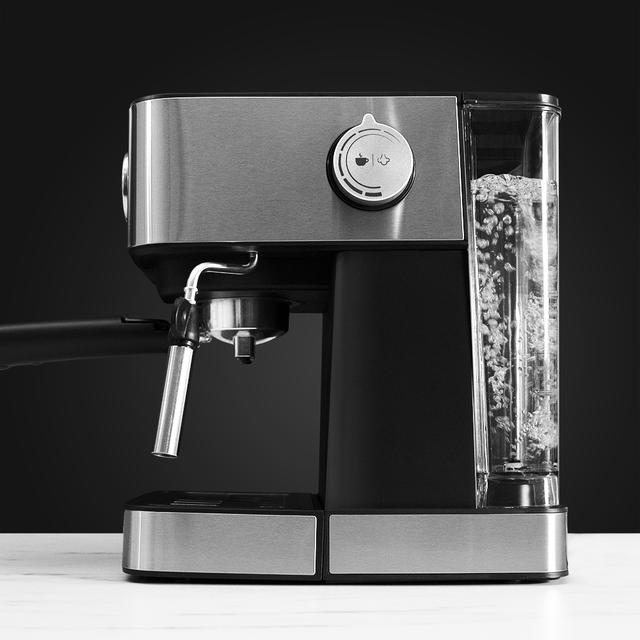 Machine à café Power Espresso 20 Professionale. Avec 850 W, 20 bars de pression, manomètre, réservoir d'1,5 L, bras à double sortie, buse vapeur, plateau réchauffe-tasses et finition en acier inoxydable.