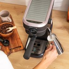 Cafelizzia 890 Rose Pro Cafetera express para espressos y cappuccino, dispone de sistema de rápido calentamiento por thermoblock, 20 bares, modo Auto para 1 y 2 cafés, vaporizador orientable, conducto de agua para infusiones y manómetro para medir la presión.