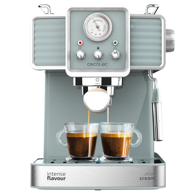 Cafetera CECOTEC Power Espresso 20 Tradizionale 01575 preparando dos cafés