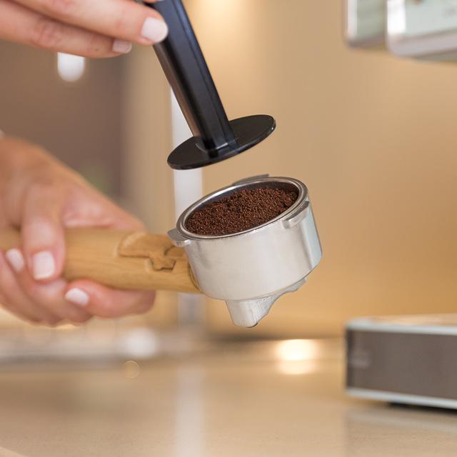 Café molido prensado en portafiltros de la CECOTEC Power Espresso 20 Tradizionale