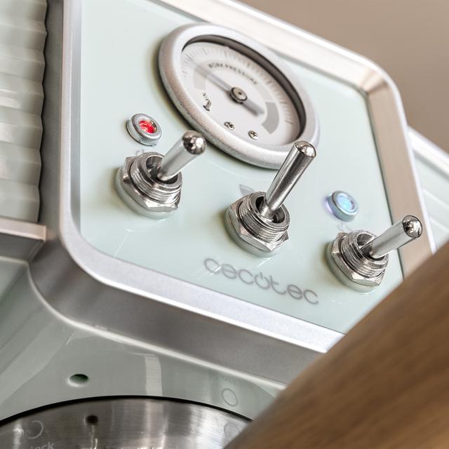 Mandos y manómetro de la cafetera CECOTEC Power Espresso 20 Tradizionale