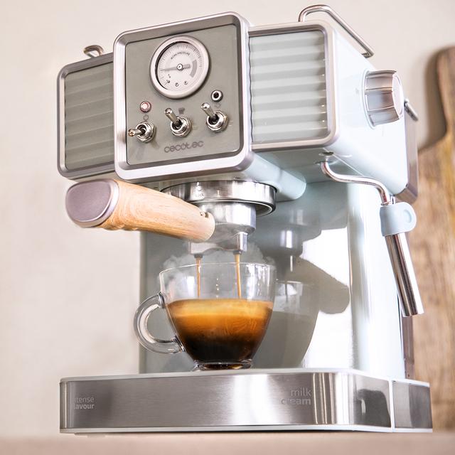 Cecotec Power Espresso 20 Tradizionale für Espresso und Cappuccino, schnelles Thermoblock-Heizsystem, 20 bar, PressurePro-Manometer und einstellbare Aufschäumdüse.