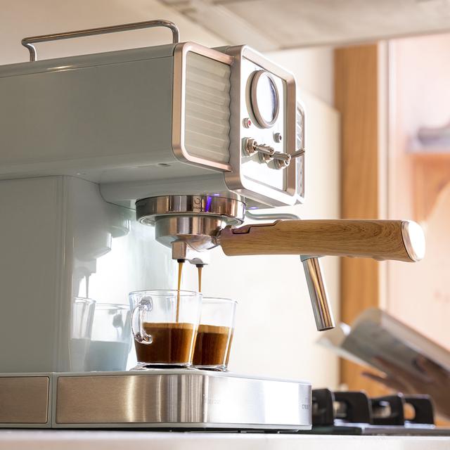 Cafetera CECOTEC Power Espresso 20 Tradizionale preparando dos cafés