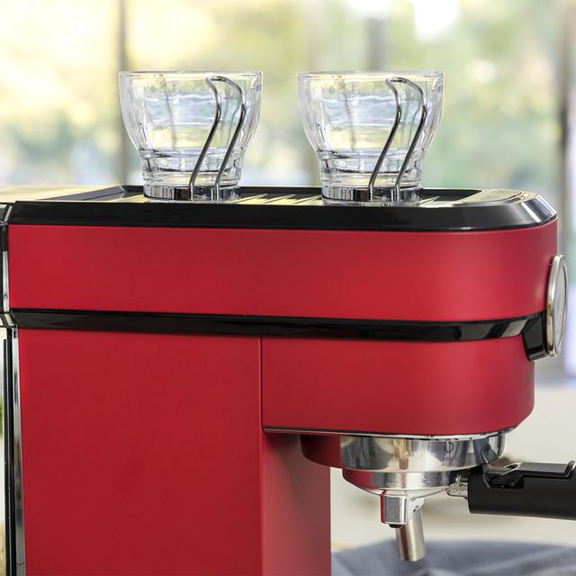 Machine à café Express avec manomètre Cafelizzia 790 Shiny Pro. Bras porte-filtres avec double sortie et deux filtres, 20 bars de pression, réservoir amovible d'1,2 L, 1350 W, rouge