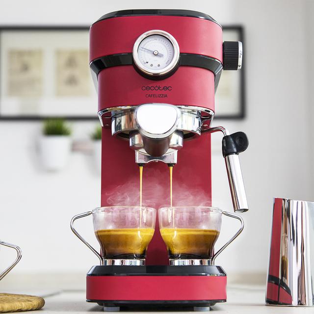 Machine à café Express avec manomètre Cafelizzia 790 Shiny Pro. Bras porte-filtres avec double sortie et deux filtres, 20 bars de pression, réservoir amovible d'1,2 L, 1350 W, rouge