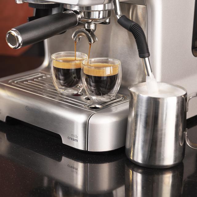 Cumbia Power Espresso 20 Barista Aromax. Máquina de café com 2900 W de Potência, 2 Sistemas De Aquecimento, Bomba De Pressão De 20 Bares, Manómetro, Porta-filtro Com Saída Dupla e 2 Filtros.