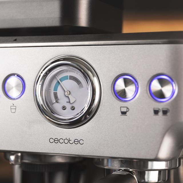 Machine à café Cumbia Power Espresso 20 Barista Aromax. 2900 W de puissance, 2 systèmes de préchauffe, pompe à pression de 20 bars, manomètre, bras porte-filtres avec double sortie et 2 filtres
