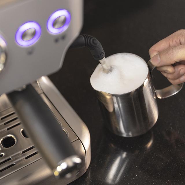 Cumbia Power Espresso 20 Barista Aromax. Máquina de café com 2900 W de Potência, 2 Sistemas De Aquecimento, Bomba De Pressão De 20 Bares, Manómetro, Porta-filtro Com Saída Dupla e 2 Filtros.
