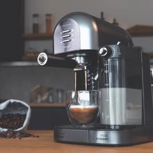 Machine à café semi-automatique Power Instant-ccino 20 Chic Série Nera pour café moulu et dosettes, avec 20 bars, réservoir de lait de 0,7 ml, réservoir d'eau d'1,7 L et 1470 W