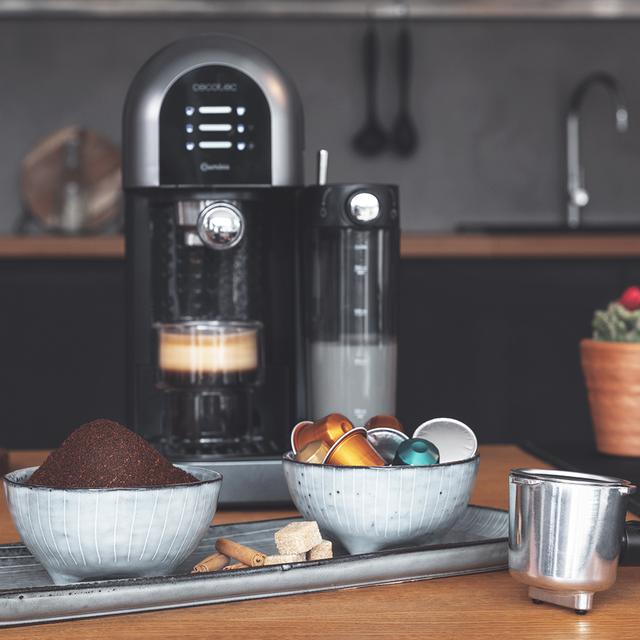 Machine à café semi-automatique Power Instant-ccino 20 Chic Série Nera pour café moulu et dosettes, avec 20 bars, réservoir de lait de 0,7 ml, réservoir d'eau d'1,7 L et 1470 W