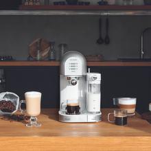 Máquina de café semi-automática Power Instant-ccino 20 Chic Serie Bianca, para café moído e cápsulas, 20 Bars, Depósito de leite 0.7ml, Depósito de água 1.7L, 1470W