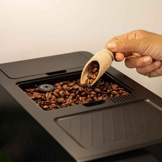Cremmaet CompactCcino Kompakter Kaffeevollautomat mit 19 Riegeln und Thermoblock-System.