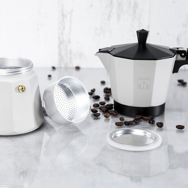 Caffettiera Mokclassic 300 Beige In alluminio pressofuso, ideale per differenti tipi di cucine, per 3 tazze di caffè.