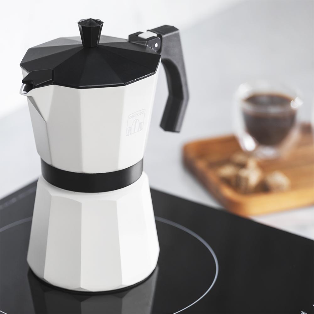 Cafetera italiana CECOTEC MokClassic 1200 Beige sobre placa de cocina