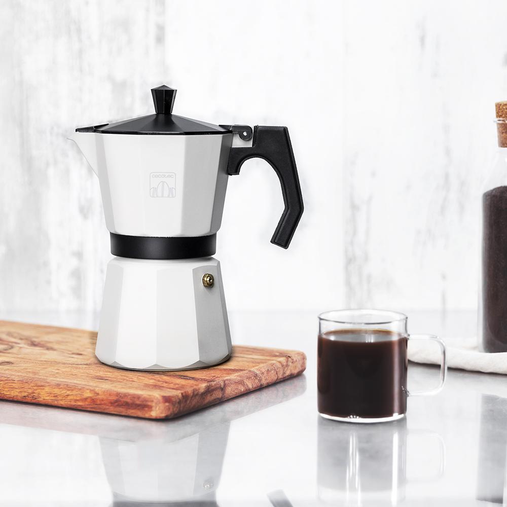 Cafetera CECOTEC MokClassic 1200 Beige junto a una taza de café