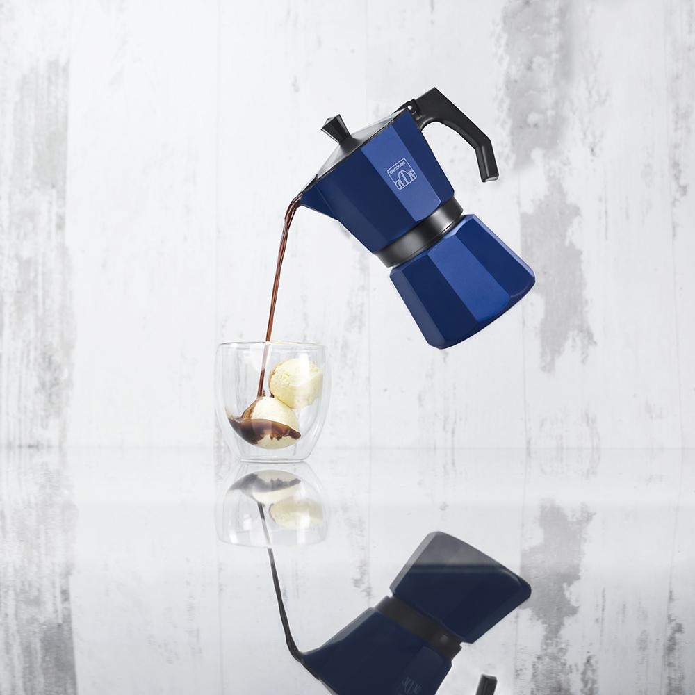 Cafetera italiana CECOTEC MokClassic 900 Blue sirviendo café