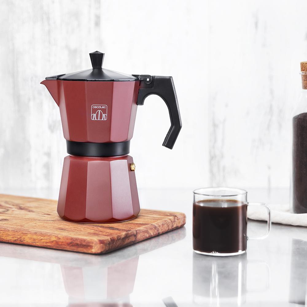 Cafetera CECOTEC MokClassic 1200 Garnet junto a una taza de café