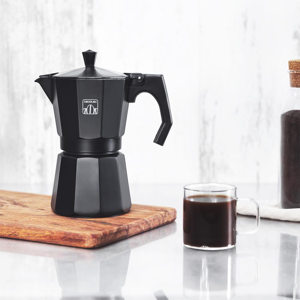 Cafetera CECOTEC Cumbia MokClassic 600 Black junto a una taza de café