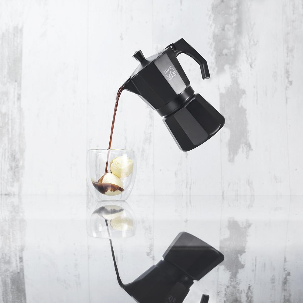 Cafetera CECOTEC Cumbia MokClassic 600 Black sirviendo café