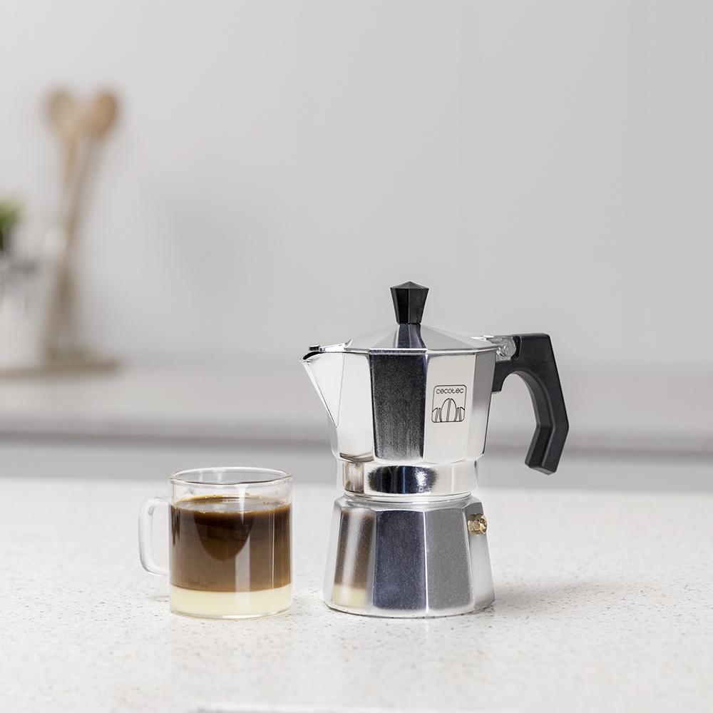 Cafetera CECOTEC Mimoka 300 Shiny preparando café junto a una taza