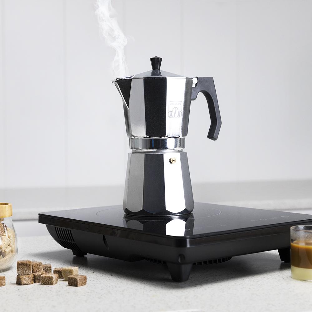 Cafetera CECOTEC Mimoka 300 Shiny sobre cocina vitrocerámica
