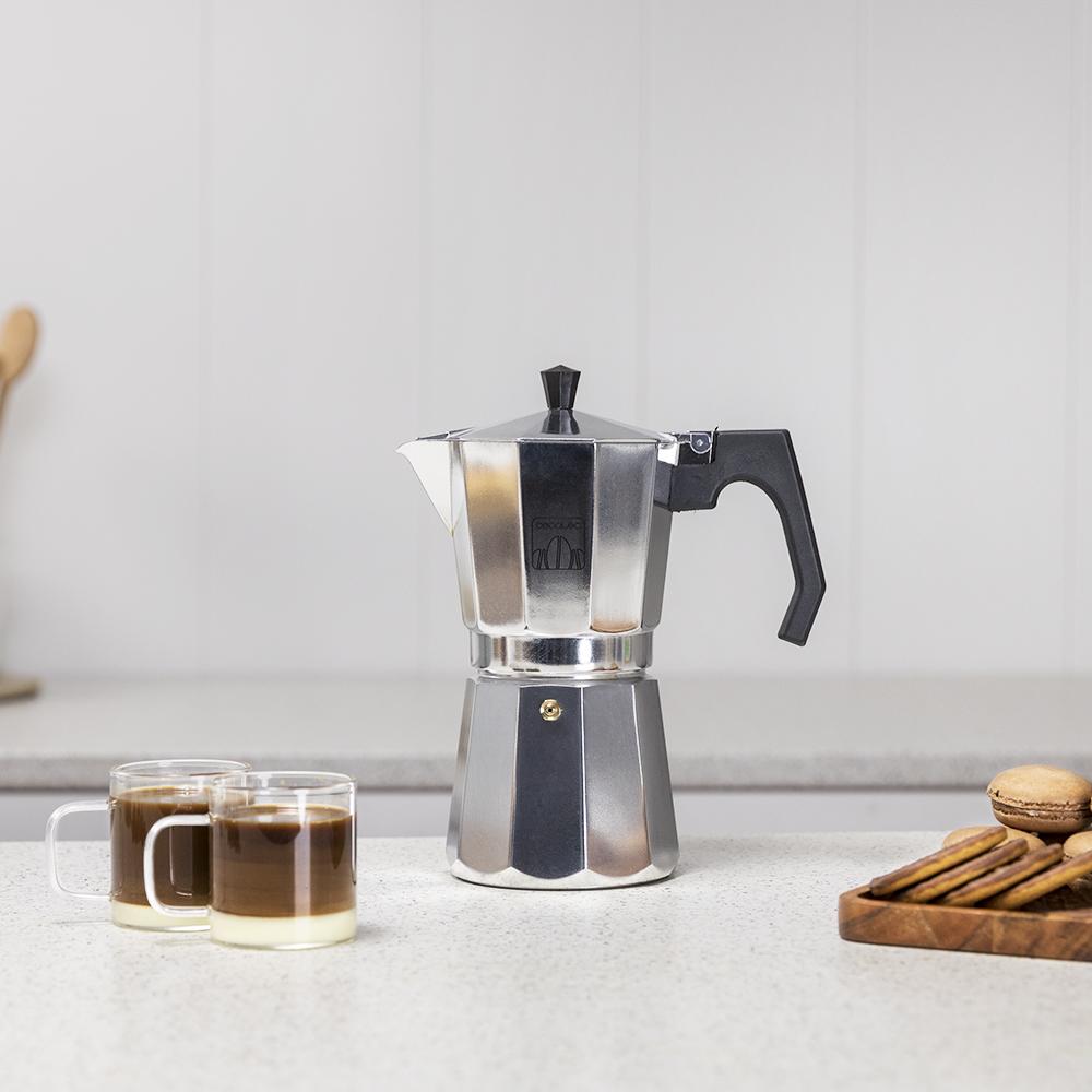 Cafetera italiana CECOTEC Cumbia Mimoka 900 Shiny junto a tazas de café